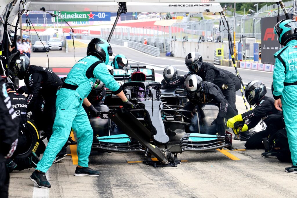 A Mercedes Forma-1-es csapata egy boxkiállás közben elölről nézve