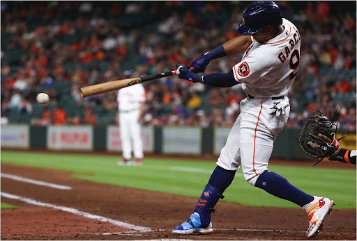 Houston Astros játékos lendítés közben, az optimális ütőpálya és csípőforgás szemléltetésével.