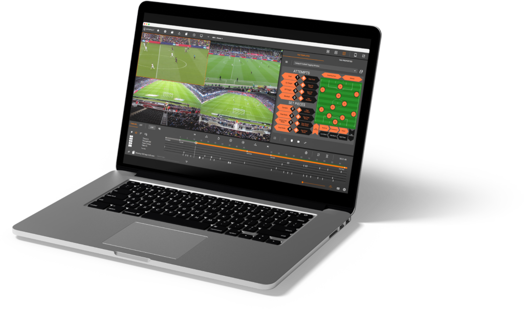 A Catapult Focus szoftverét megjelenítő laptop egy labdarúgó-mérkőzés alatt, bemutatva a több szögből történő videofelvételt és a valós idejű adatintegrációt az adaptív játékbeli munkafolyamatokhoz.