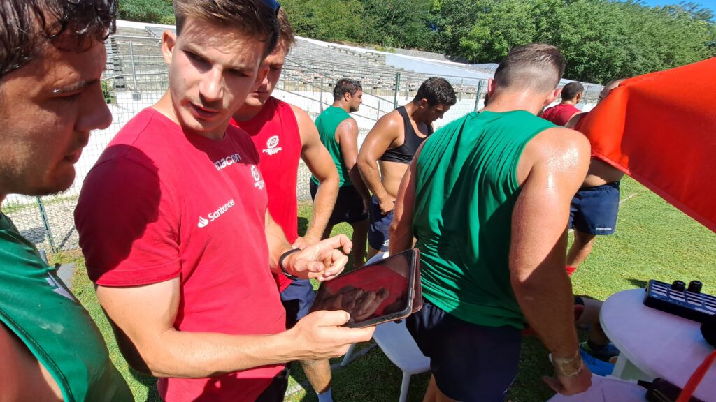 Trenér portugalského ragby hovoří s hráči během přípravy na RWC23