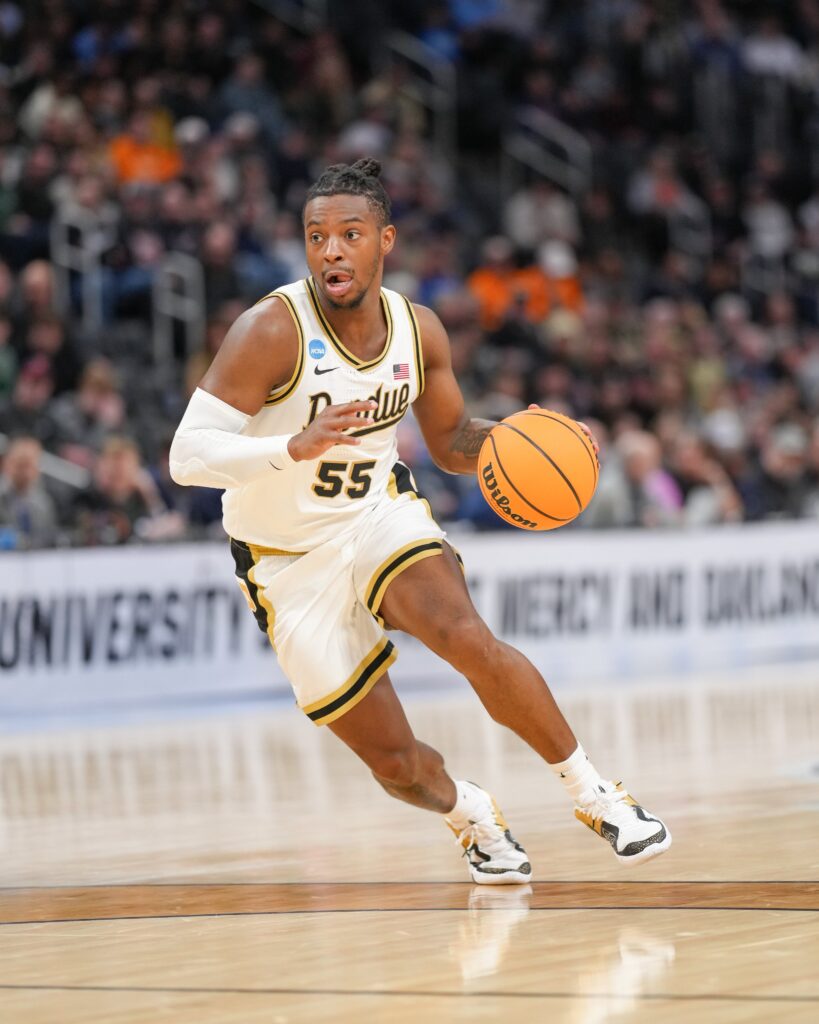 Purdue Boilermakers 篮球队 55 号球员在比赛中运球。