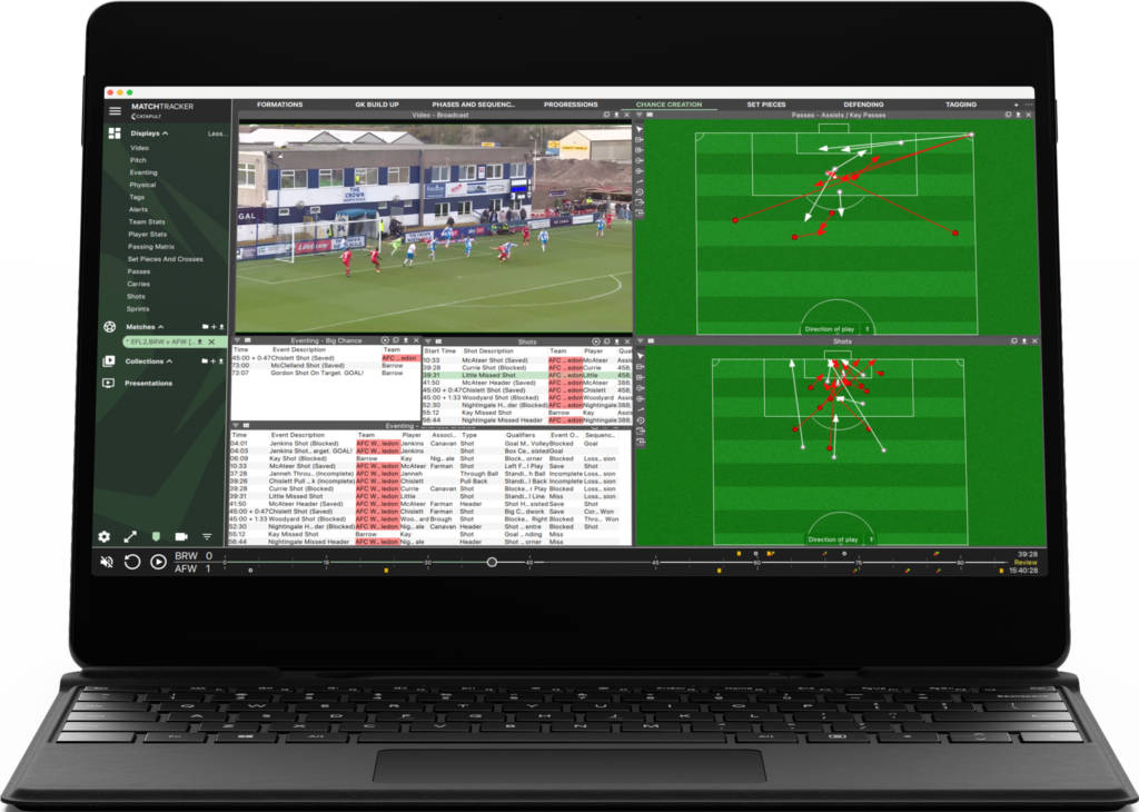A Catapult MatchTracker szoftverét megjelenítő laptop képernyője egy labdarúgó-mérkőzés alatt, amely bemutatja a kiterjedt esemény- és nyomkövető adatok integrálását a videóval a valós idejű elemzés és vizualizáció érdekében.