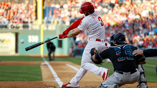 A Philadelphia Phillies játékosa a labdával való érintkezés közben, a lendítés mechanikájára összpontosítva.