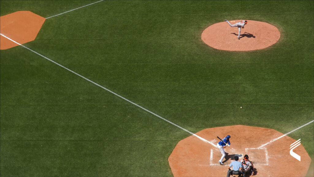 Draufsicht auf einen Baseball-Pitcher und einen Batter, die den Einsatz der Tracking-Technologie für die Pitch-Analyse zeigen.