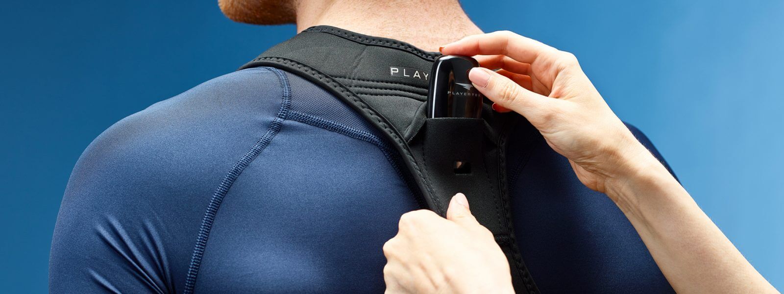 PlayerTek cihazı Catapult yeleğine yerleştiriliyor